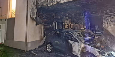 Feueranschlag? Auto-Brand griff auf AMS-Geb&auml;ude &uuml;ber