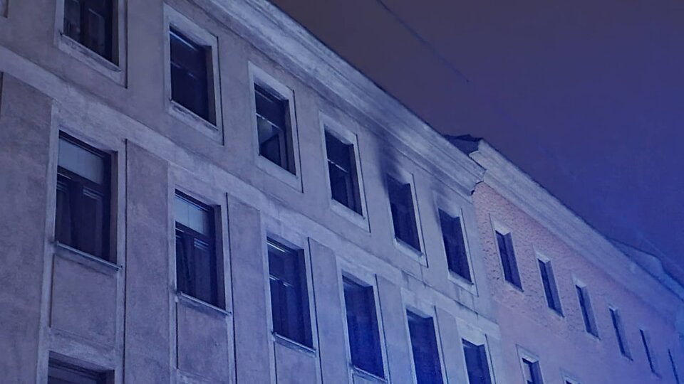 Zwei Männer bei Zimmerbrand in Wien aus dem 3. Stock gesprungen