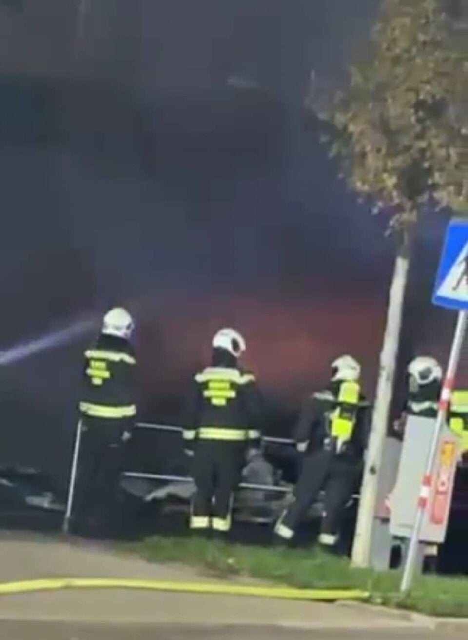 Wien-Floridsdorf: Auto donnert in Supermarkt – Filiale in Flammen