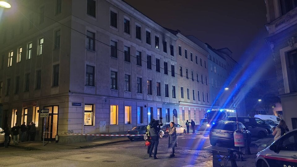Zwei Männer bei Zimmerbrand in Wien aus dem 3. Stock gesprungen