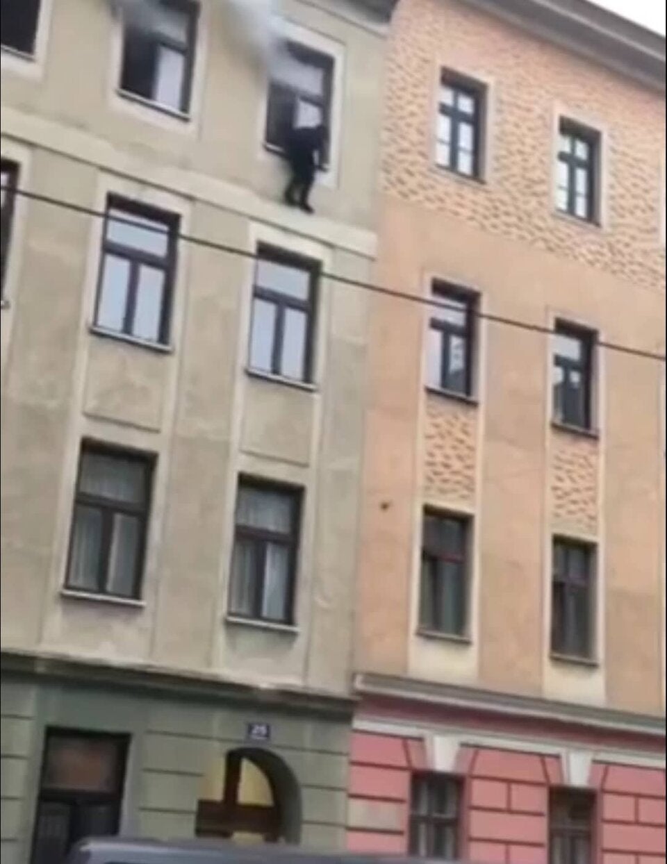 Zwei Männer bei Zimmerbrand in Wien aus dem 3. Stock gesprungen