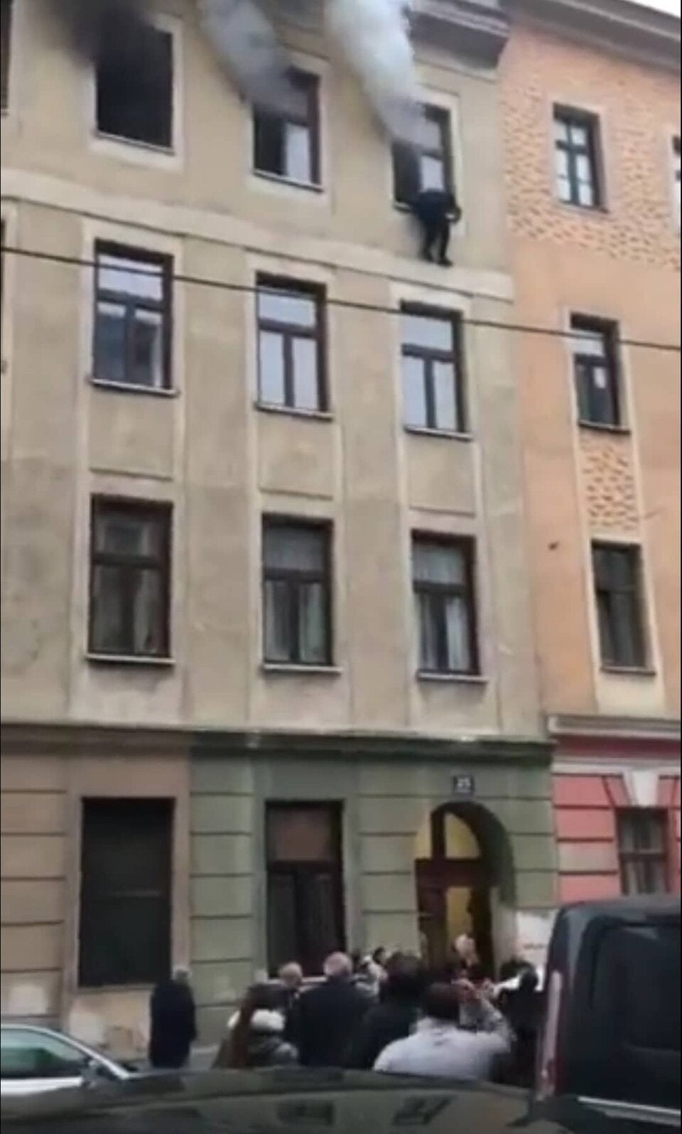 Zwei Männer bei Zimmerbrand in Wien aus dem 3. Stock gesprungen