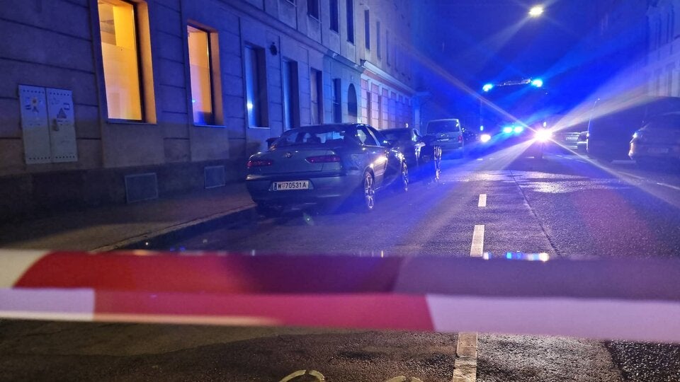 Zwei Männer bei Zimmerbrand in Wien aus dem 3. Stock gesprungen