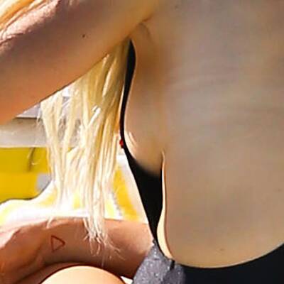 Sängerin Ellie Goulding entblößt die halbe Brust