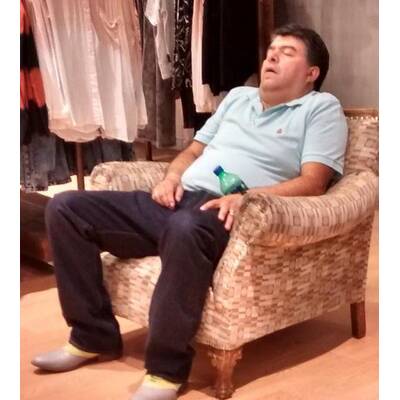 Männer beim Shopping