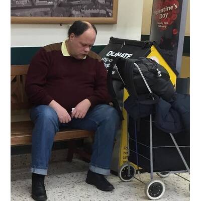 Männer beim Shopping