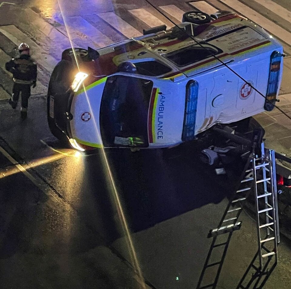 Rettungswagen umgekippt Crash