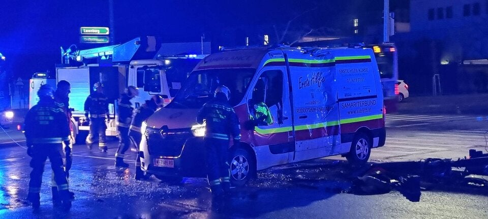 Rettungswagen umgekippt Crash