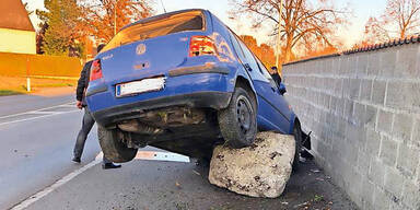 Pottendorf Junger Raser prallte in Nieder&ouml;sterreich gegen Friedhofsmauer