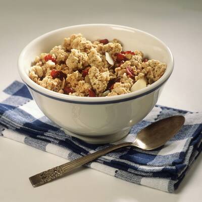 1 Schale Müsli (100g, ohne Milch):