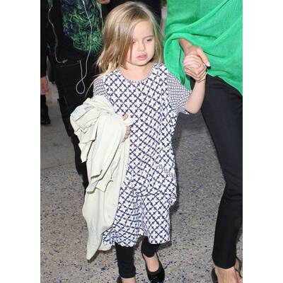 Angelina Jolie & Brad Pitt mit ihren Kindern am Flughafen