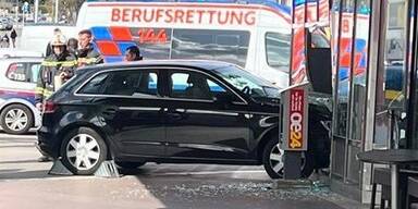 Frau krachte mit Pkw in Fassade von Bankfiliale