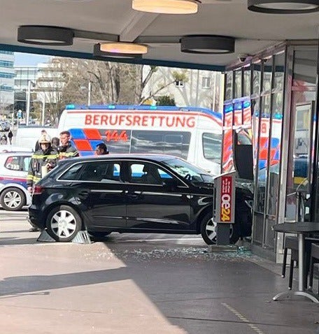 Frau krachte mit Pkw in Fassade von Bankfiliale