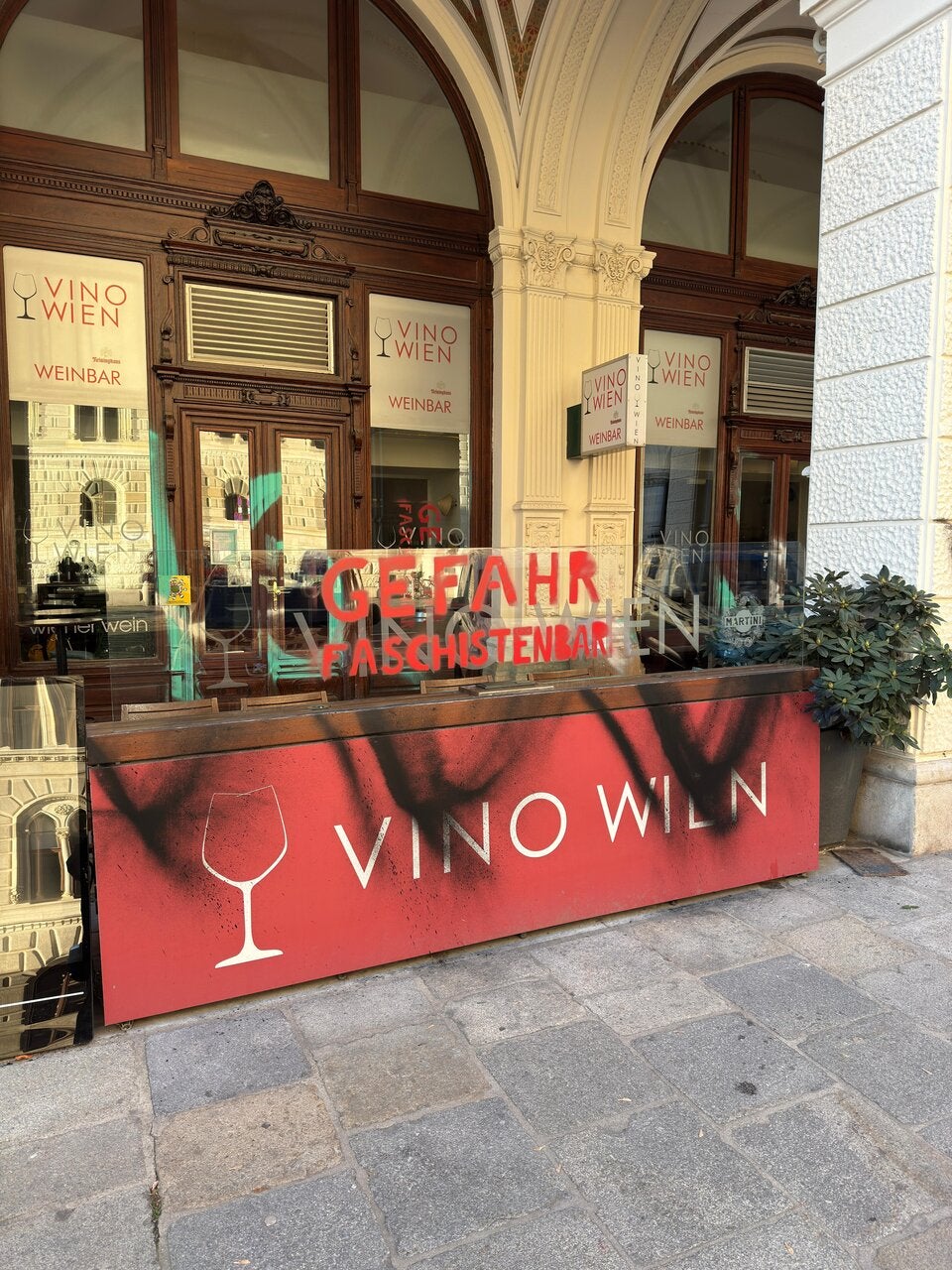 Vino Bar Farbanschlag Nummer 2