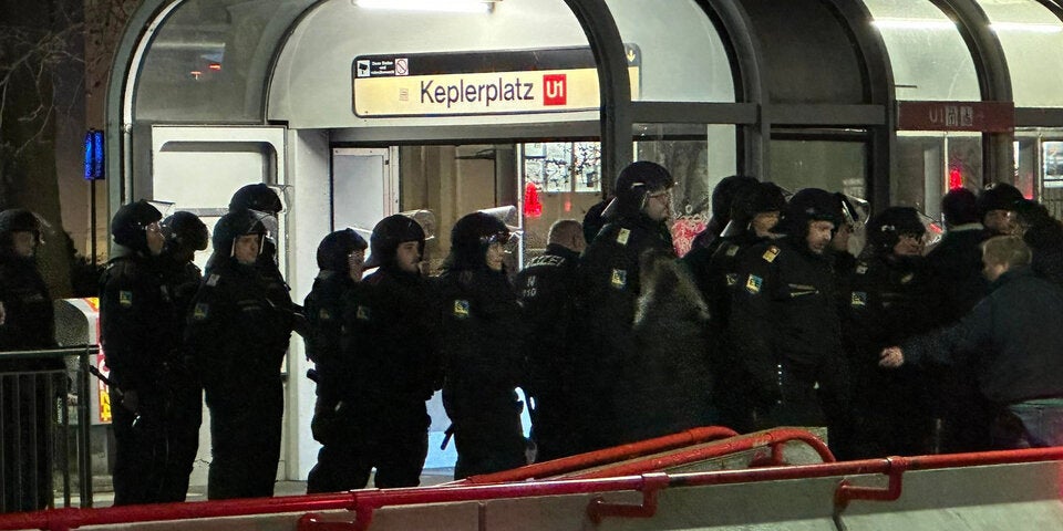 Rapid-Hooligans werfen Bengalo in vollbesetzte U-Bahn