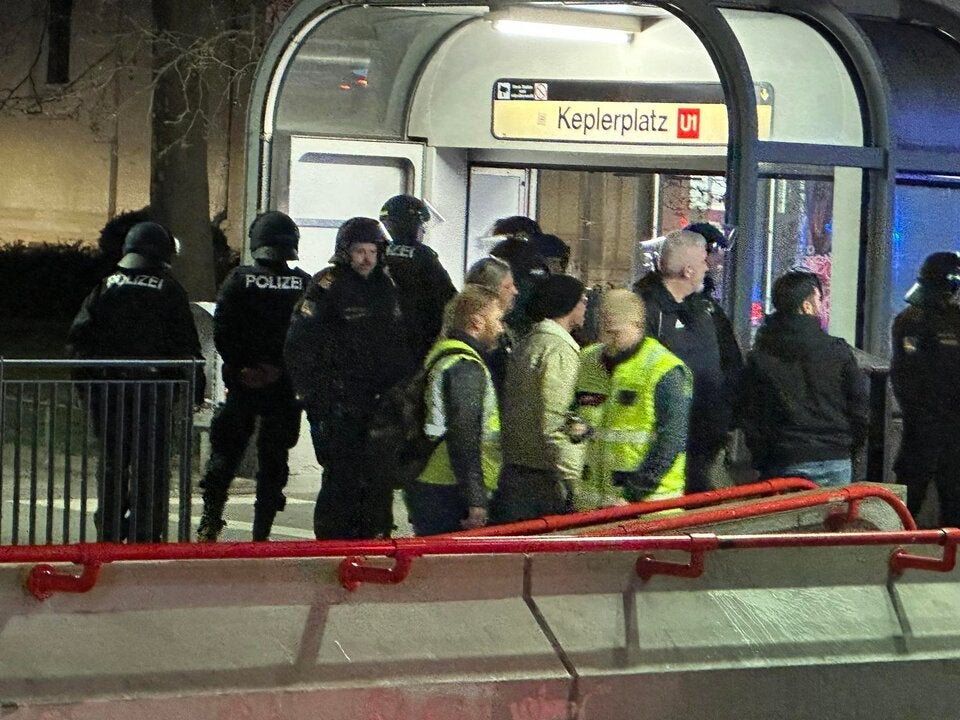 Böller-Wurf bei Wiener Derby: Ordner verletzt