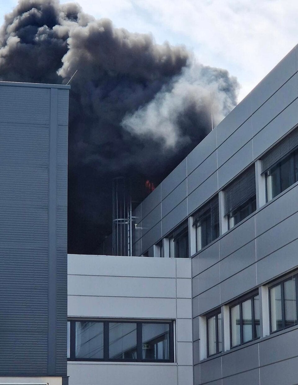 Riesige Rauchwolke über Wien: Brand in Post-Verteilzentrum