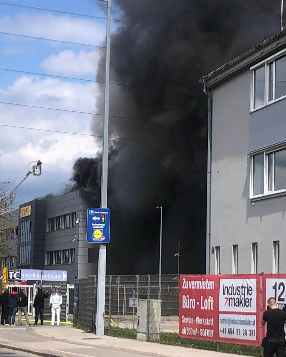 Riesige Rauchwolke über Wien: Brand in Post-Verteilzentrum