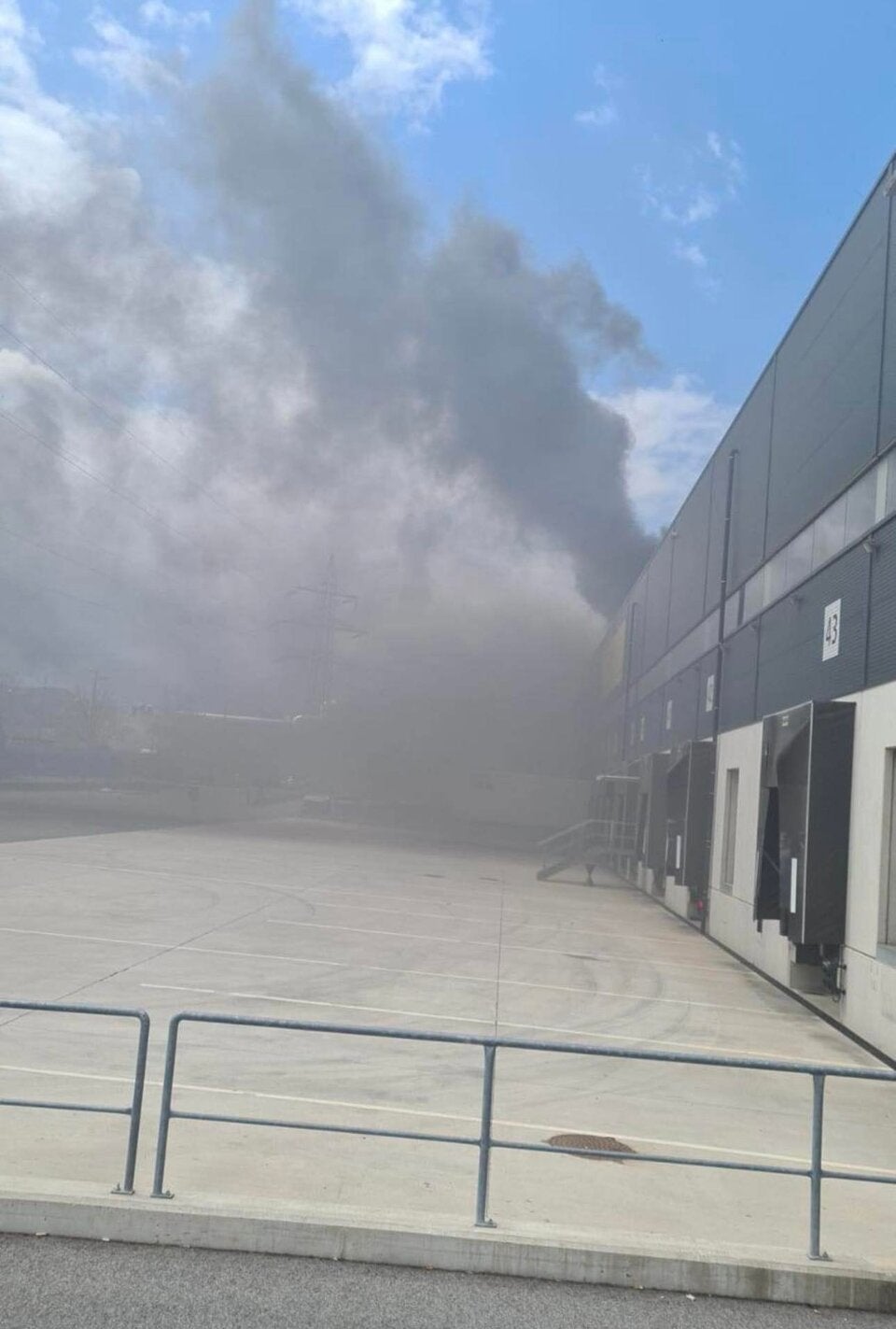 Riesige Rauchwolke über Wien: Brand in Post-Verteilzentrum