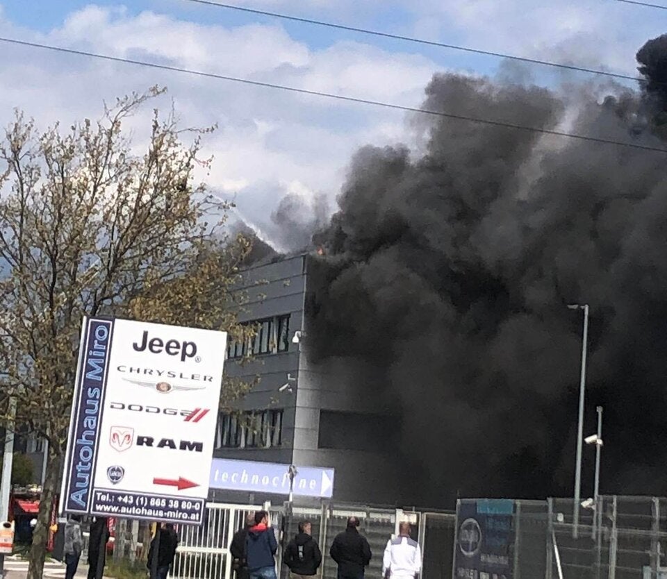 Riesige Rauchwolke über Wien: Brand in Post-Verteilzentrum