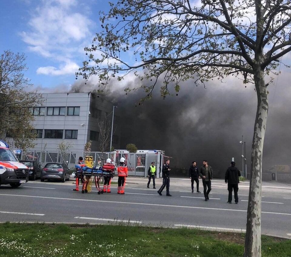 Riesige Rauchwolke über Wien: Brand in Post-Verteilzentrum