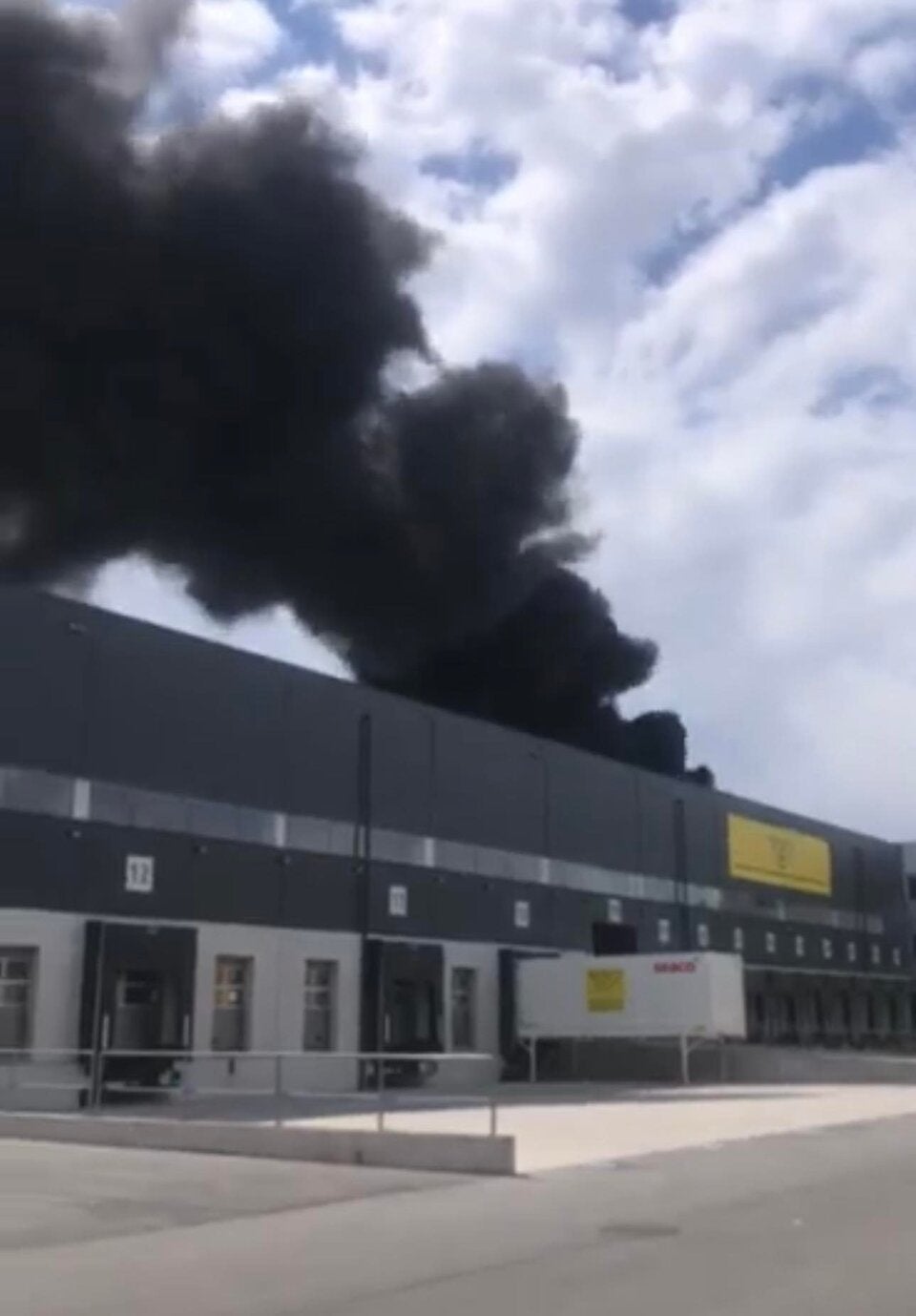 Riesige Rauchwolke über Wien: Brand in Post-Verteilzentrum
