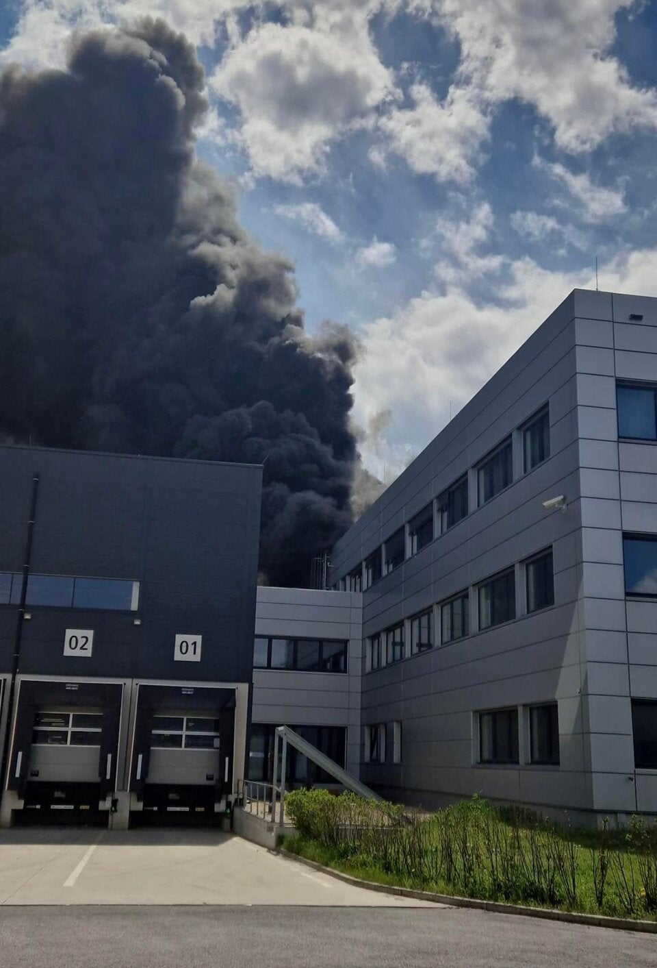 Riesige Rauchwolke über Wien: Brand in Post-Verteilzentrum