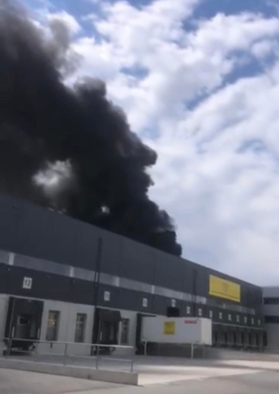 Riesige Rauchwolke über Wien: Brand in Post-Verteilzentrum