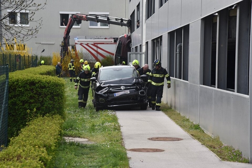 Die Feuerwehr barg die beiden abgestürzten Fahrzeuge mit einem Kran.
