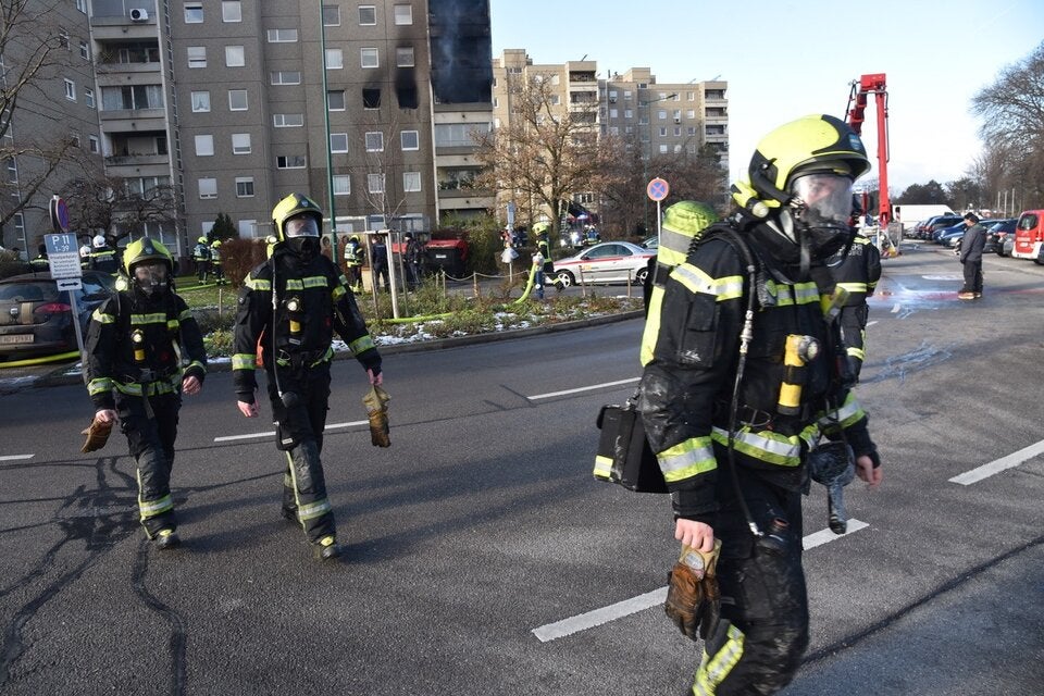 Großeinsatz nach Brand in Mehrparteienhaus in Wiener Neudorf