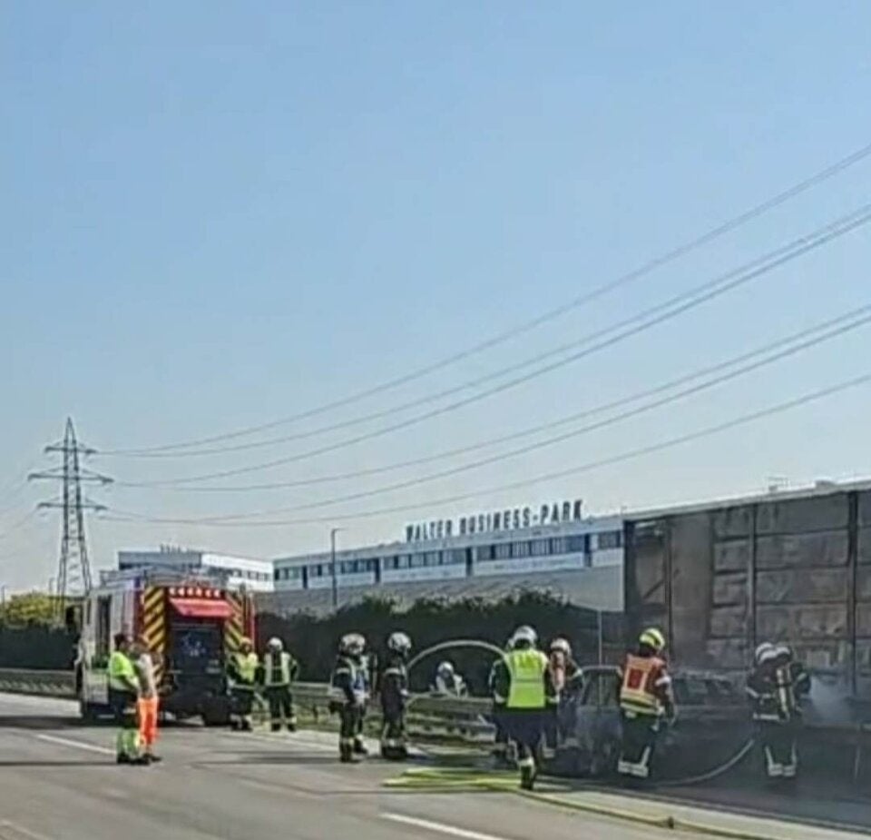 Auto geriet auf A2 in NÖ in Brand – Kind aus Wagen gerettet