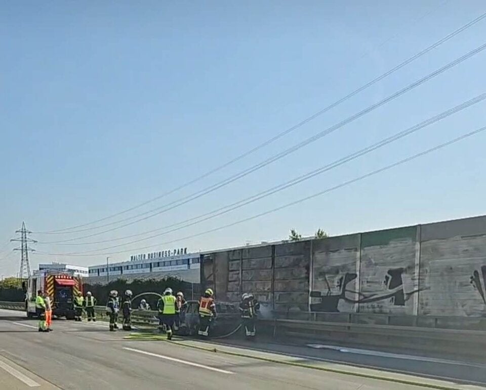 Auto geriet auf A2 in NÖ in Brand – Kind aus Wagen gerettet