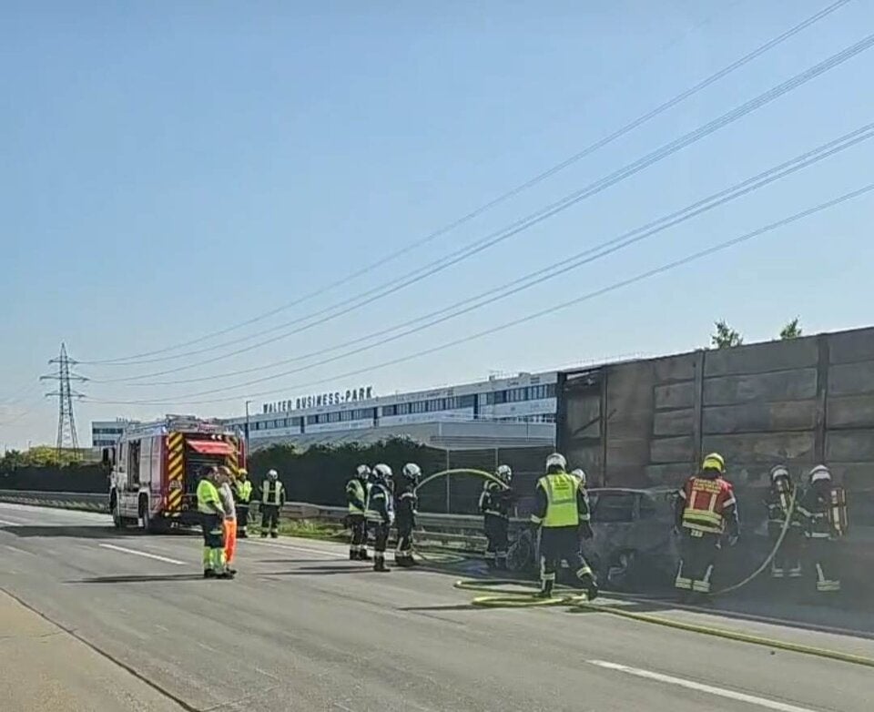 Auto geriet auf A2 in NÖ in Brand – Kind aus Wagen gerettet