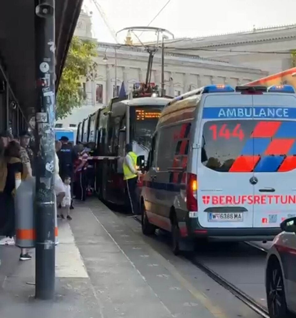 Mann bricht in Bim zusammen: Rettungseinsatz
