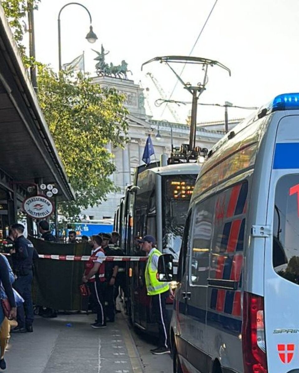 Mann bricht in Bim zusammen: Rettungseinsatz