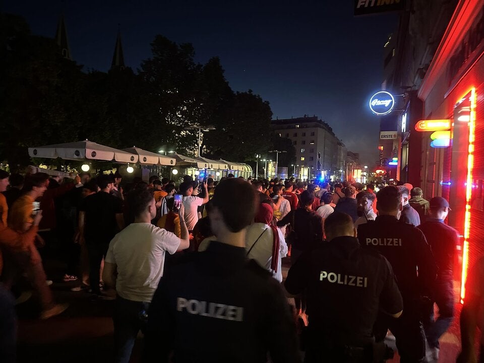 Hunderte Fußballfans feiern in Wien türkischen Meister