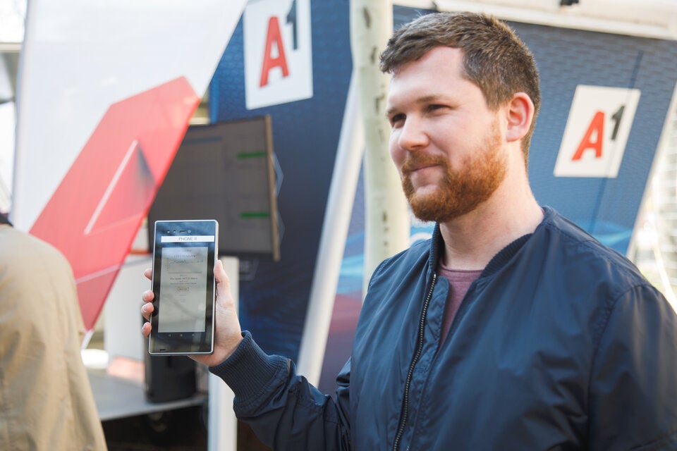 oe24 Reporter Aaron Brüstle testet Pre-6G-Device.