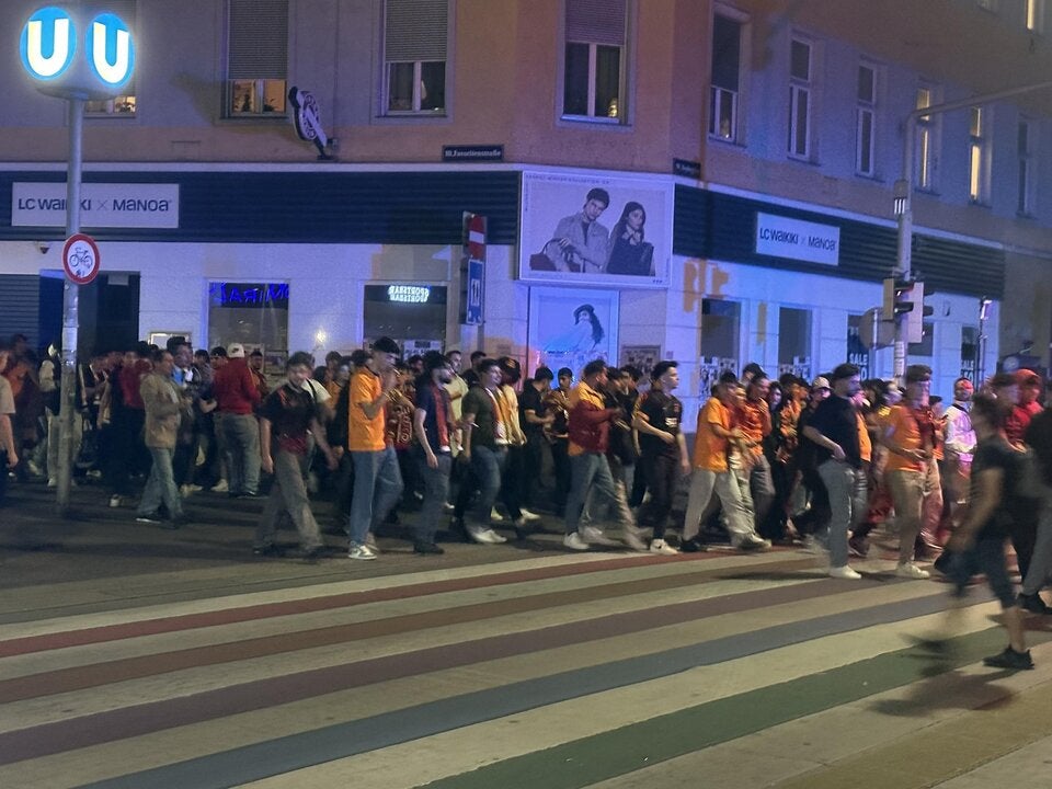 Hunderte Fußballfans feiern in Wien türkischen Meister