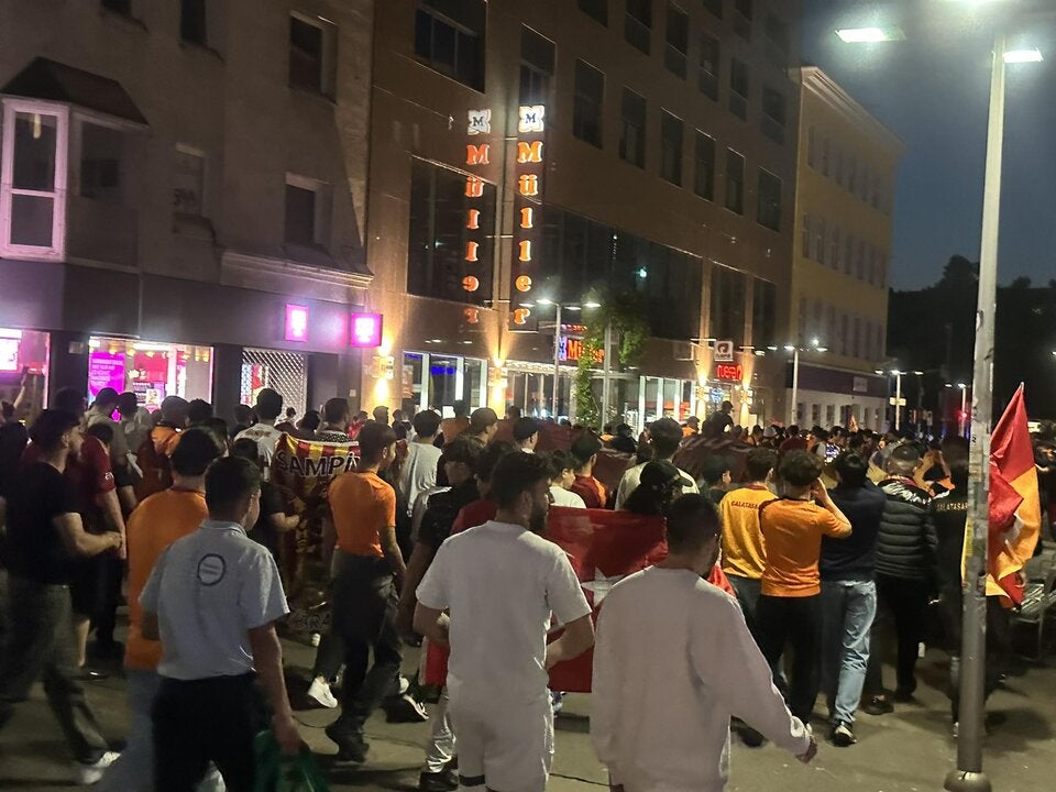 Hunderte Fußballfans feiern in Wien türkischen Meister