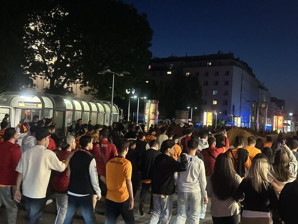 Hunderte Fußballfans feiern in Wien türkischen Meister