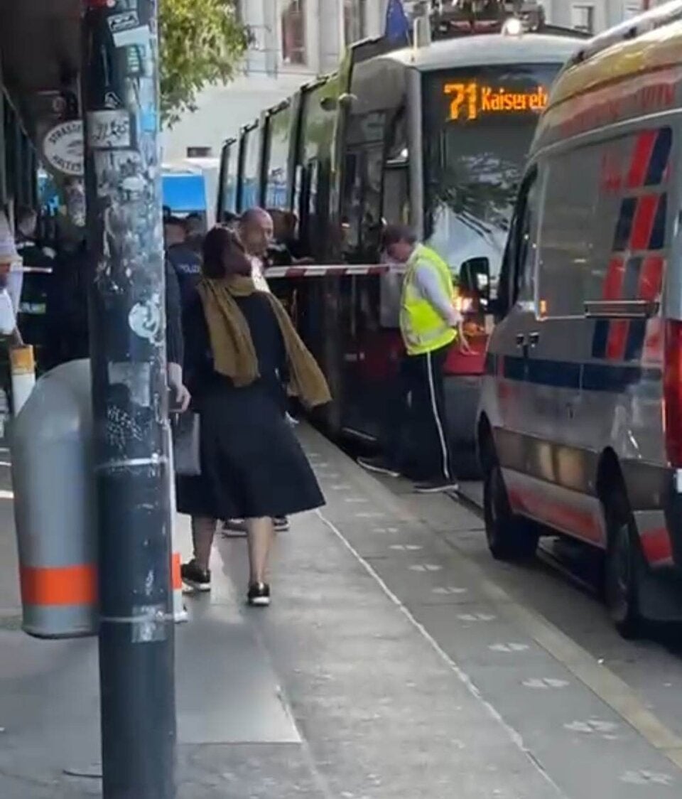 Mann bricht in Bim zusammen: Rettungseinsatz