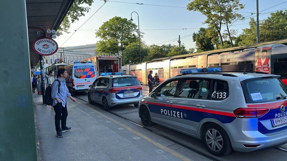 Mann bricht in Bim zusammen: Rettungseinsatz