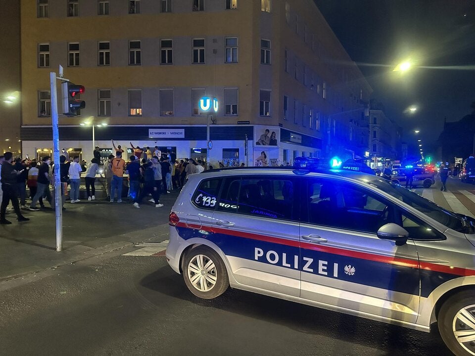 Hunderte Fußballfans feiern in Wien türkischen Meister