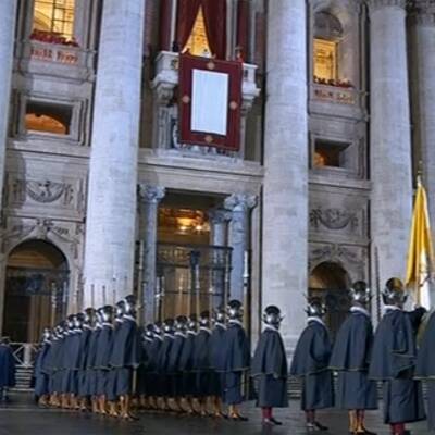 Weißer Rauch über Vatikan