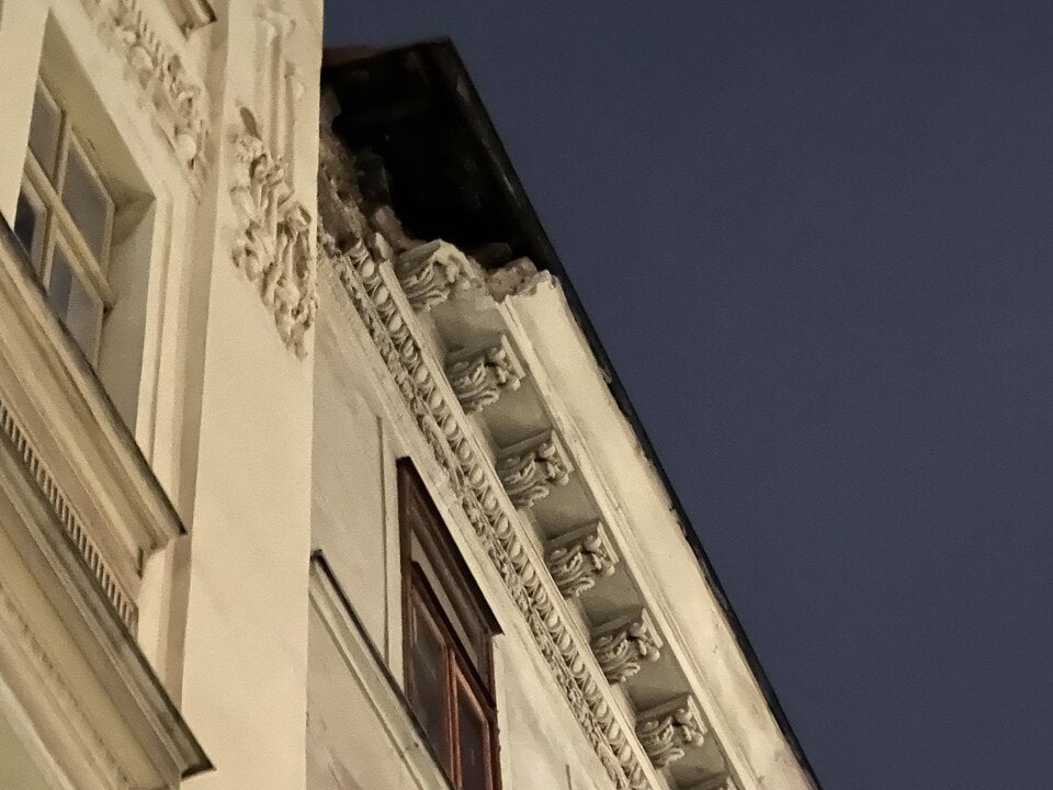 Schock: Dachtrümmer stürzen auf Gehsteig