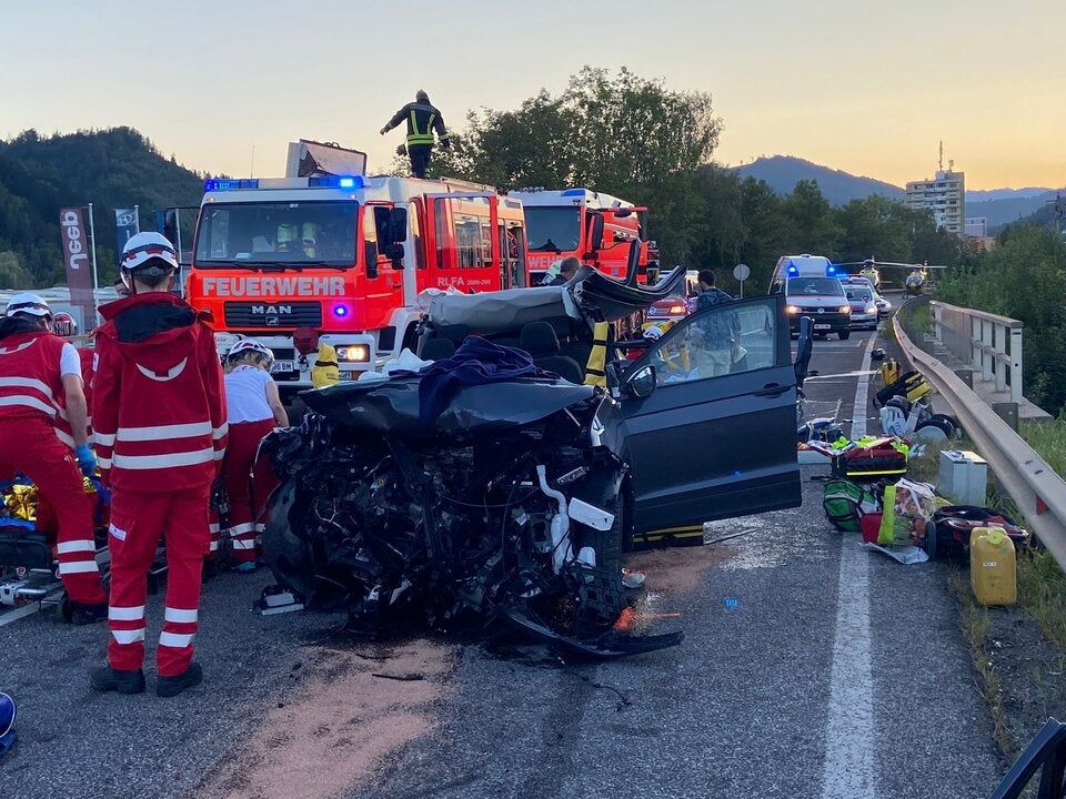 Schwangere und Kleinkind nach Pkw-Kollision schwer verletzt