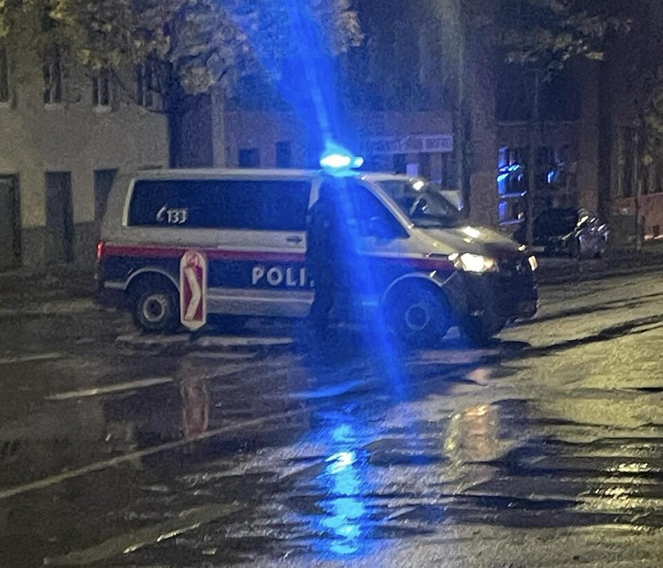 Rettungsfahrzeug kollidiert mit Polizeiwagen auf Schmelzbrücke