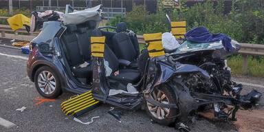 Schwangere und Kleinkind nach Pkw-Kollision schwer verletzt