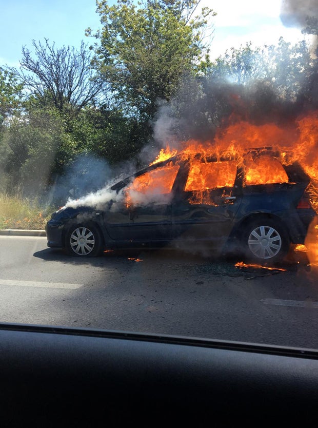 Pkw brennt lichterloh auf S2 in Wien