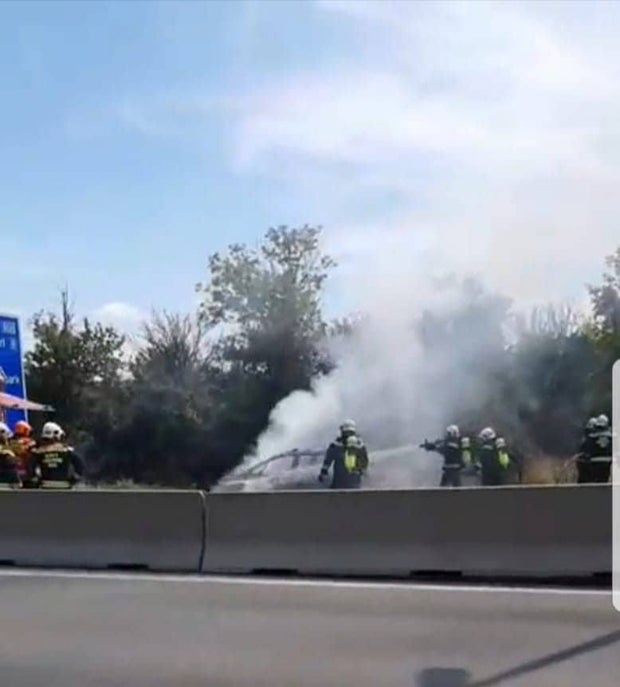 Pkw brennt lichterloh auf S2 in Wien